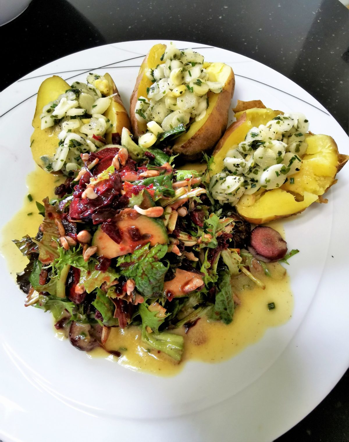 Read more about the article Rohkost Spargel Topping auf Salzkartoffeln mit Wildkräuter Salat